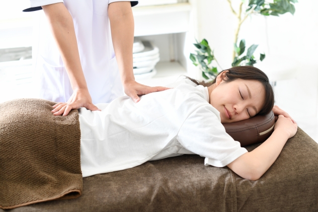 理学療法士による背中への施術